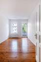 Wohnzimmer mit Balkonzugang - Attraktive Altbauwohnung mit Balkon in Berlin-Moabit