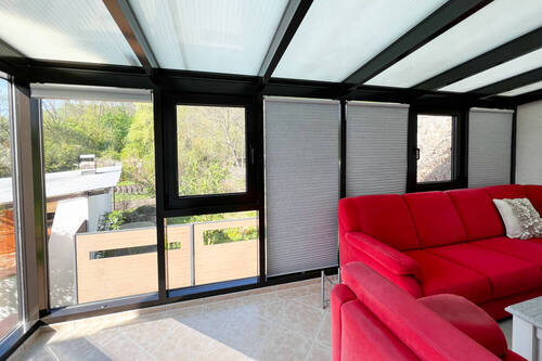 Großer Wintergarten mit Sichtschutzplissees - 