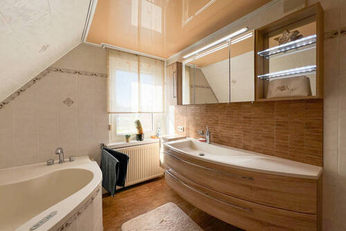 Modernes Tageslichtbad im OG - 