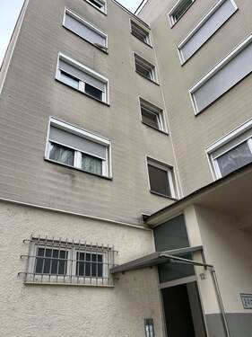 Hauseingang - Etagenwohnung mit 60,20 m&sup2; in Pforzheim zum Kaufen