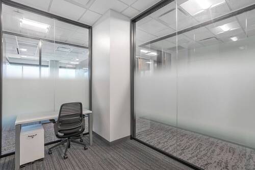 Generic Small Office_12.jpg - Unbegrenzter Zugang zu Arbeitsplätzen in Regus THE SQUAIRE Conference Center