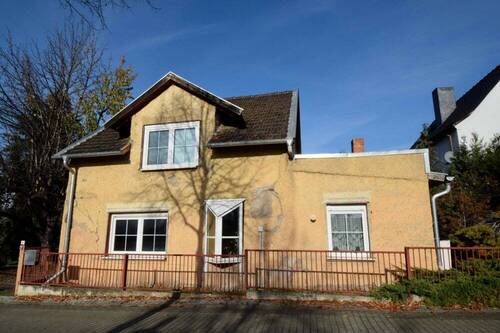 Wohnhaus mit Anbau - 