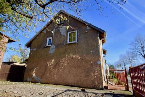 Giebelansicht und Einfahrt - 