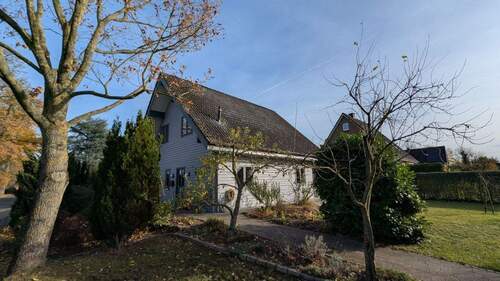 Hausansicht - Top gepflegtes Einfamilienhaus mit viel Platz für die Familie