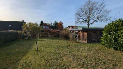 Blick in den Garten von der Terrasse aus - 