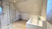 Modernes Badezimmer mit Dusche u. Wanne - 