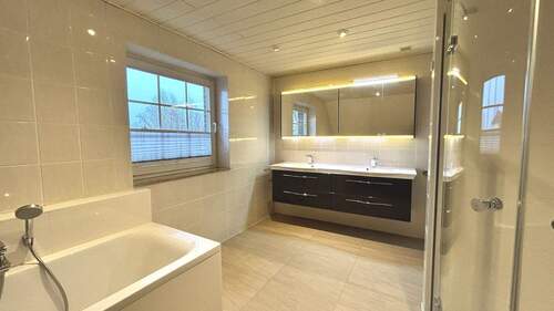 großzügiger Waschtisch mit Beleuchtung - 