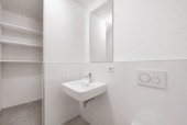Gäste WC mit Waschmaschinen-Anschluß - 