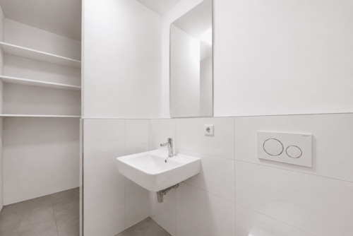 Gäste WC mit Waschmaschinen-Anschluß - 