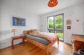 Schlafzimmer mit Blick in den eigenen Garten - 