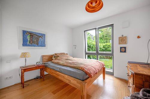 Schlafzimmer mit Blick in den eigenen Garten - 