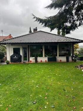 Rückseite jetzt mit Wintergarten (neu!) - Großzügiger Bungalow mit Einliegerwohnung (1-2 Familienhaus) mit Wintergarten, Balkon, Garten, Do-Garage und Stellplätzen