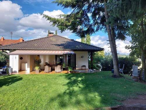 Rückseite mit Terrasse (altes Bestandsfoto) - 