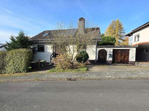 Frontansicht - Zweifamilienhaus - geteilt in 2 ETW - in ansprechender Lage von Bad Emstal