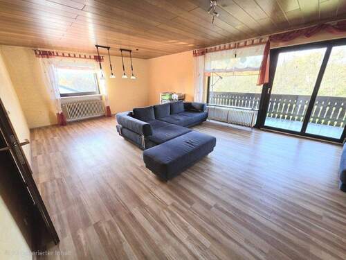 Wohnzimmer mit Zugang Balkon EG - 