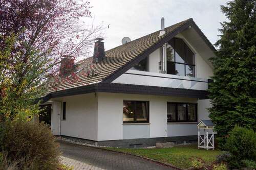 Seitenansicht - 8 Zimmer Einfamilienhaus zum Kaufen in Vöhl-Ortsteil