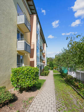 Weg zur Haustür - Etagenwohnung mit 73,00 m² in Bannewitz zum Kaufen