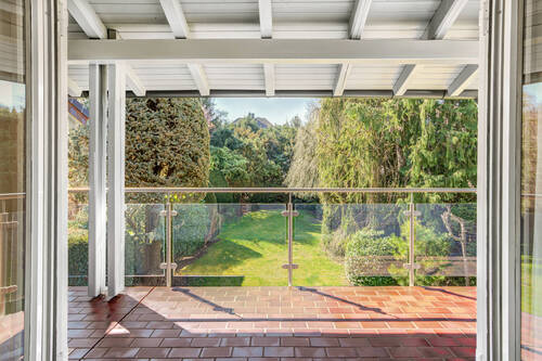 Südbalkon mit herrlichem Blick in den traumhaften Garten - 