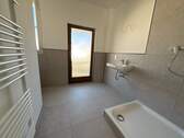 Bad - ++Frisch renovierte 2-Zimmer-Wohnung mit Einbauküche++