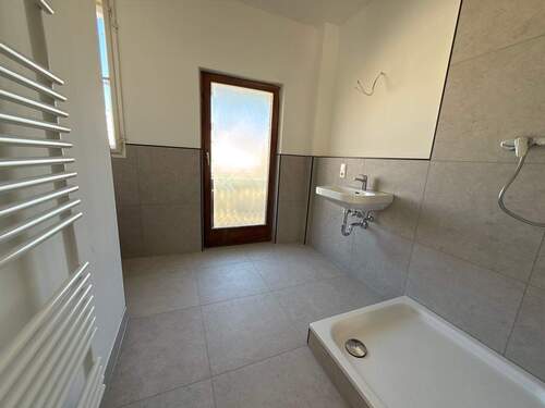 Bad - ++Frisch renovierte 2-Zimmer-Wohnung mit Einbauküche++