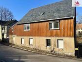 Ansicht Straßenseite - Ländlich wohnen: Einfamilienhaus zum Ausbau in Elterlein-Hermannsdorf: 170 m² & 1.469 m² Grundstück