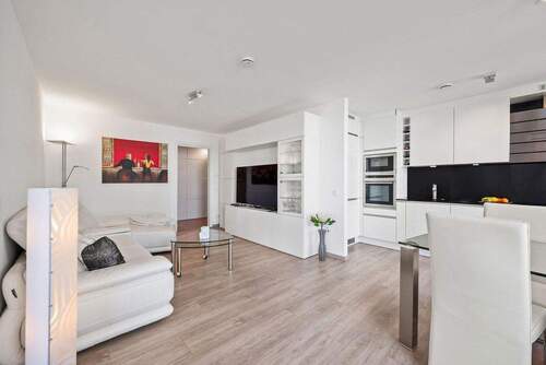 Wohnzimmer - Luxuriöse 3 Zimmer Wohnung mit Balkon, hochwertiger EBK in schönster Lage in München Obersendling