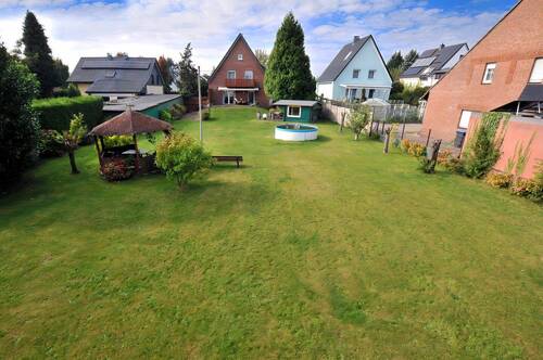 der Blick von der hinteren Grenze - Einfamilienhaus mit 120,00 m&sup2; in Moers zum Kaufen