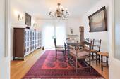 im Esszimmer ist Platz für Familie und Freunde - 