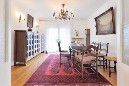 im Esszimmer ist Platz für Familie und Freunde - 