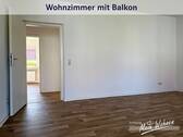 Wohnzimmer mit Balkon - 