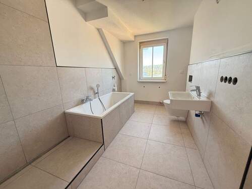 Bad - Provisionsfrei! Sanierte, freie 4-Zimmer Wohnung