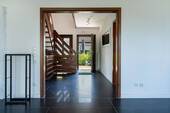 Blick zum Hauseingang - 