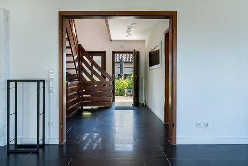 Blick zum Hauseingang - 