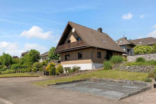 Aussenansicht Front - Attraktives Einfamilienhaus in ruhiger Lage - Faid an der Mosel