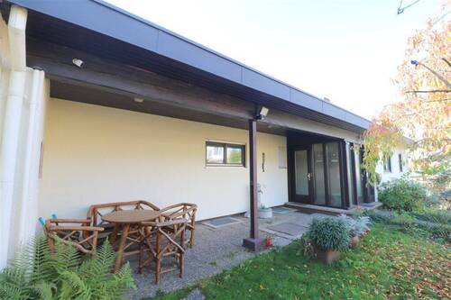 Aussen Eingangsbereich.jpg - 5 Zimmer Mehrfamilienhaus, Wohnhaus in Wittlingen