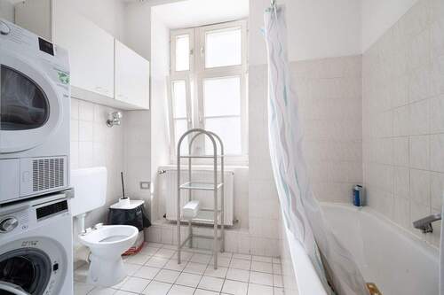 Das Tageslichtbad mit Badewanne und Anschluss für Waschmaschine & Trockner vorhanden - 