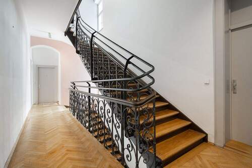 VORNEHM - Das repräsentative Treppenhaus ist bestens erhalten - 