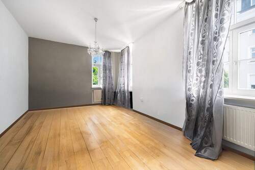 LIVING - Das Wohnzimmer geht über Eck, unterhalb des Hauserkers und hat ein Deckenhöhe von knapp 2,9m - 