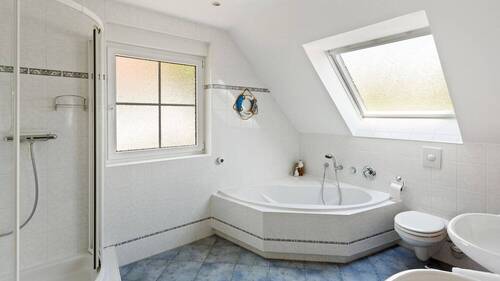 Masterbad mit Dusche und Badewanne - 