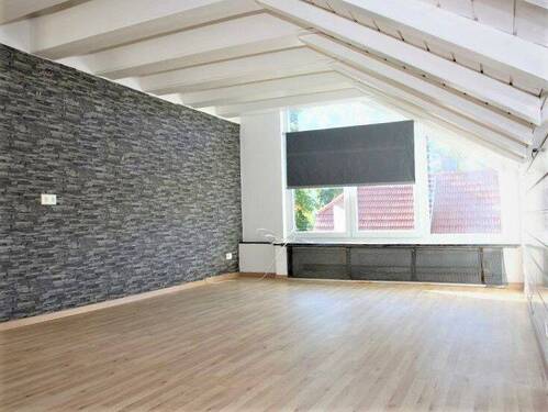 Wohnzimmer - 2,5-Zi.-DG-Whg. mit großer überdachter Loggia, im Süden von Freilassing.