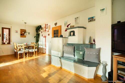 Wohnzimmer EG mit Kamin - 6 Zimmer Doppelhaushälfte zum Kaufen in Titisee-Neustadt