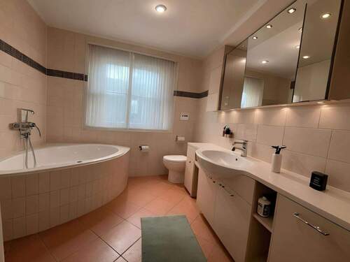 Wellness-Oase mit Rundwanne: Exklusives Badezimmer mit Komfort und Lichtdurchflutung - 