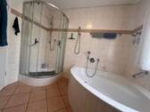 Wellness-Oase mit Komfort: Großzügiges Badezimmer mit Dusche und Badewanne zum Entspannen - 