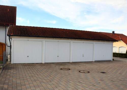 Vier komfortable Einzelgaragen mit Komfort-Sektionaltoren - Ihr Fahrzeug sicher und trocken! - 