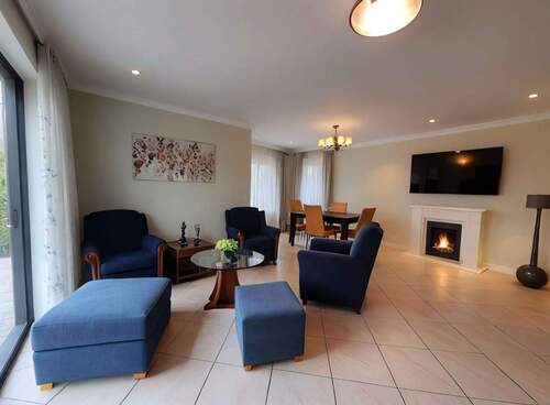 Wohnkomfort mit Charme: Offene Wohnküche mit gemütlichem Kamin und bodentiefen Fenstern - Etagenwohnung mit 190,00 m&sup2; in Ruhstorf an der Rott zum Kaufen