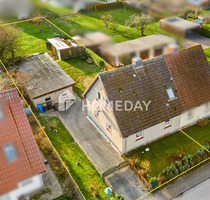 Preisreduzierung um 94.000 € |Rohdiamant: Solide DHH mit großem Grundstück | Ruhige Lage | 2 Garagen - Kalkhorst