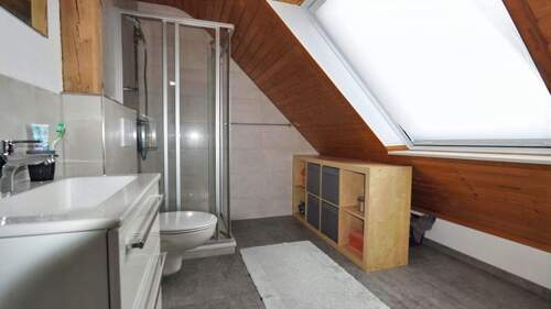 Tageslichtbad mit Dusche der 3ten Wohnung - 