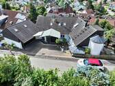 Gebäudeansicht mit Eingang, Garage, Hof, etc. - 