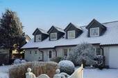 Vorgarten im Schnee - Großes Wohnen im kleinen Lohe-Rickelshof - Platz und Komfort für Ihre Lieben zum Leben!