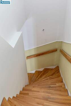 Treppenhaus ins Obergeschoss - 